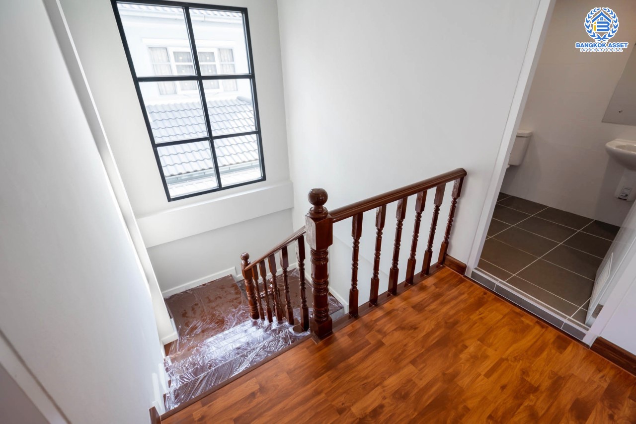 บ้านมือสองตกแต่งใหม่ ม.ลภาวัน9 ชัยพฤกษ์-ปากเกร็ด โซนต้นโครงการ เดินทางสะดวก เนื้อที่ 54.7 ตร.ว. ฟังก์ชั่น 3 ห้องนอน 2 ห้องน้ำ 2 ที่จอดรถ ภายในกว้างห้องครัวขนาดใหญ่ ตอบโจทย์คนรักการทำอาหาร บนทำเลที่ดีที่สุด! เชื่อมต่อเมือง ใกล้เซ็นทรัลแจ้งวัฒนะ และรถไฟฟ้าสายสีม่วง "สถานีบางพลู"